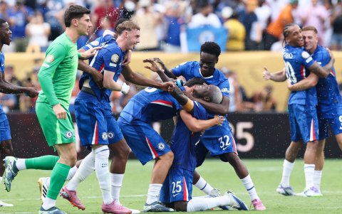 Moisés Caicedo celebra su título del Mundial de Clubes en el MetLife Stadium, de Nueva Jersey.