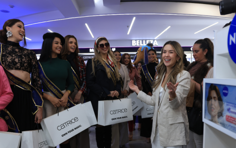Verónica Granda ofrece la bienvenida a las candidatas.