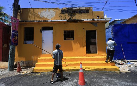 Personas pintan una casa en el marco de la iniciativa 'La Perla Pinta Su Futuro II' este miércoles, en la Perla en San Juan (Puerto Rico).
