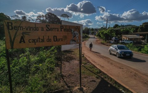 Un cartel que da la bienvenida a los visitantes al distrito de Serra Pelada, donde se encontraba la mina de oro homónima, que fue cerrada oficialmente en 1992.