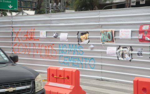 Marcas de la protesta se mantienen en las planchas de zinc.