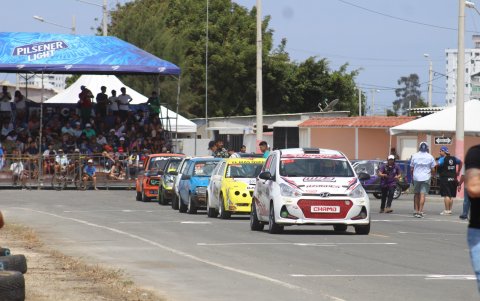 Los bólidos y expectativa de la cominidad en la competencia.
