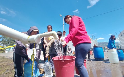 En los Garrochales, barrio del sur hay un ojo de agua. Los vecinos colocaron un tubo para facilitar la recolección.