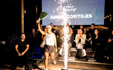 Con luces y fuegos artificiales los jugadores eran presentados. En la foto, Anna Cortiles.