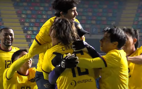 El defensor mundialista en Brasil 2014, Frickson Erazo (izquierda), fue a abrazar a Anthony tras la tanda de penaltis.