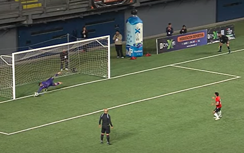 El momento en el que Anthony atajó el penalti de la victoria en el estadio Bicentenario de la Florida, en Santiago de Chile.