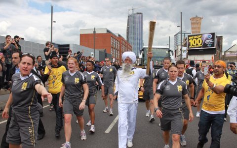Fauja Singh ganó aún más popularidad al llevar la antorcha en los Juegos Olímpicos de Londres 2012.