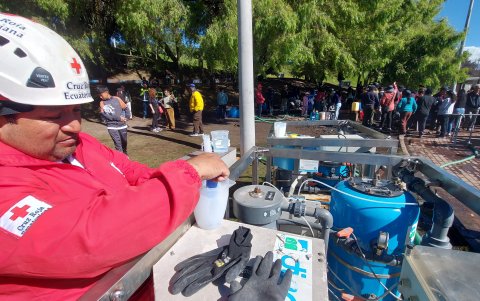 Técnicos de la Cruz Roja realizaron una fase de prueba de las plantas potabilizadoras en el parque Nueva Aurora, sur de Quito .