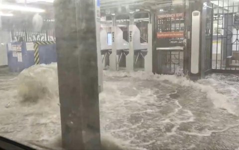 Estación de metro de la ciudad de Nueva York sumergida bajo las aguas.