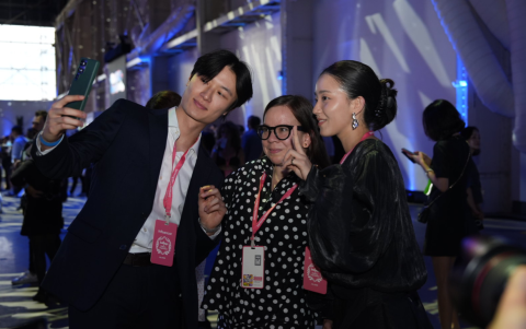 Sharon Cho y Raphael Chung posaron con los asistentes a la avant-première.