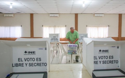 Una persona deposita su voto durante la elección judicial que se desarrolló en México el 1 de junio de 2025.
