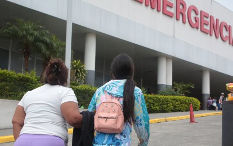 Varias personas, debido al avance de la enfermedad respiratoria y por sus enfermedades preexistentes deben ser llevados a emergencia o ser internados.