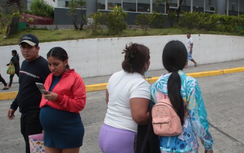 Ante las bajas temperaturas en Guayaquil, varios usan abrigos.