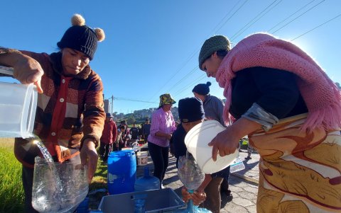 Espera. Mientras en el barrio Nueva Aurora tienen dos opciones para abastecerse, en Tréboles del Sur la espera por un tanquero era larga.