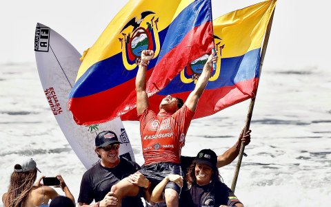 Suárez levantado en hombros, festejando el oro panamericano.