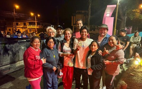 Familiares y amigos de Álex a su llegada a Manglaralto.