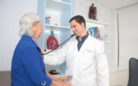 A las personas que tienen alguna enfermedad preexistente se les recomienda, indica los galenos, que al primer síntoma acudan al médico para evitar complicaciones.