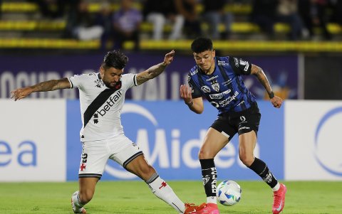 Ronald Briones (d) fue clave en el ataque de los rayados.