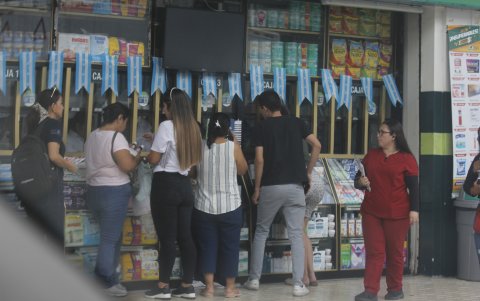 Desde la semana anterior, las farmacias y distribuidores farmacéuticas de la ciudad registran una mayor cantidad de personas que van en busca de medicamentos para enfermedades respiratorias.
