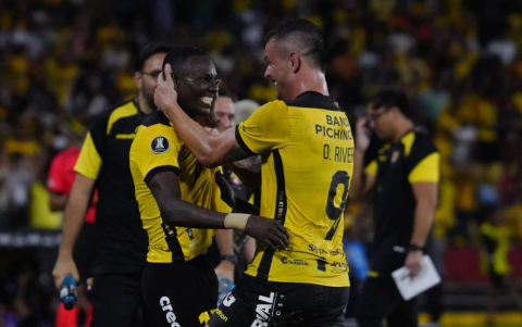 Janner Corozo y Octavio Rivero ofensivo de Barcelona SC.