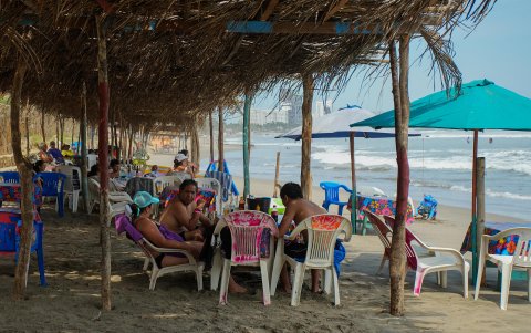 Turistas disfrutan de una playa, en Acapulco (México).