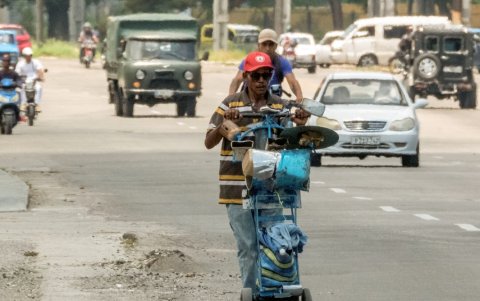 Un anciano empuja una carretilla llena de instrumentos musicales caseros para ganarse la vida en las calles de La Habana, el 15 de julio de 2025.