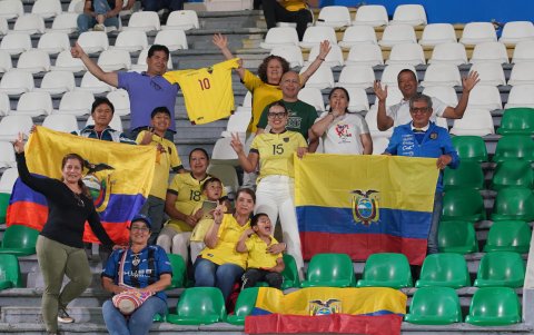 La familia del profesor Idrobo presente en las gradas, es su gran apoyo.
