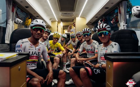 El Lagarto Narváez (i) junto a sus compañeros del UAE Team Emirates.