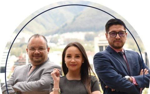 En la imagen: José García, procurador de Petroecuator, Dolores Vintimilla, esposa de Mario Godoy, Jorge Carillo, asesor de Godoy en la Judicatura.