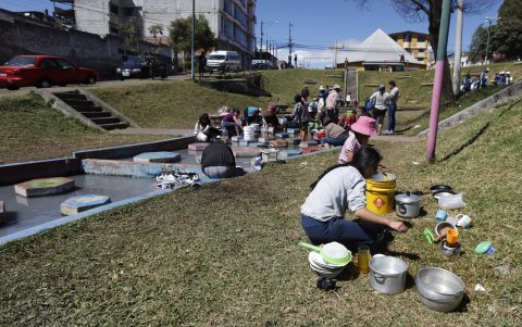 Parque. La pileta en el barrio Santo Tomás se transformó en una lavandería comunitaria, para ayudar a los vecinos.