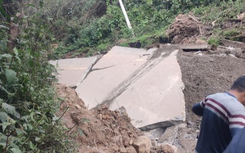 Autoridades locales denuncian falta de maquinarias y atención a las comunidades incomunicadas. Quezada asegura que ellos están trabajando en general.