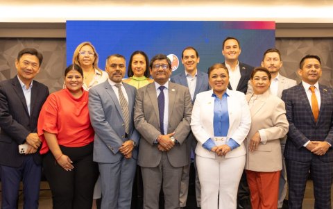 Un grupo de exportadores y miembros de la Cámara de Comercio Ecuatoriano-China con el ministro de Producción, Luis Alberto Jaramillo.