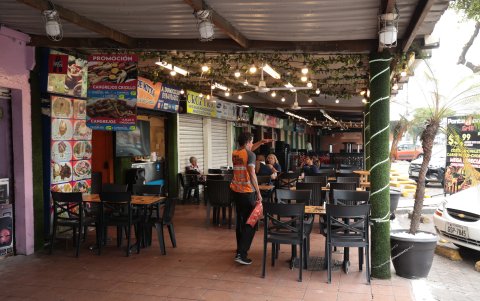 Los dueños de los locales dicen que la venta ha bajado en un 30 % y que se necesitan más buenas noticias para animar la llegada de clientes.