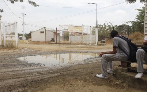 San Nicolás. La vía que conduce a esta comuna está llena de cráteres desde hace años, se quejan los residentes.
