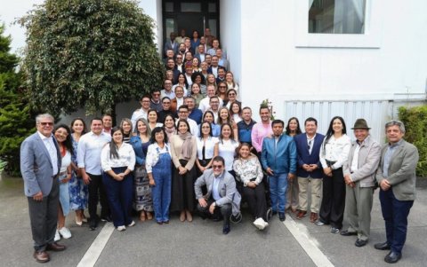 Luisa González, presidenta de la Revolución Ciudadana, junto al bloque legislativo en una reunión el pasado 22 de abril de 2025.
