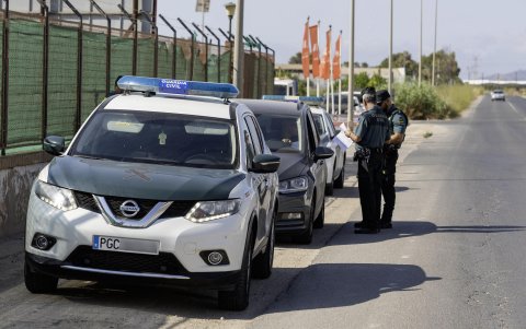 Varios agentes de la Guardia Civil controlan el acceso a Torre Pacheco en todas las entradas al municipio.