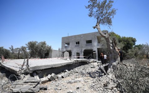 Familiares del difunto joven palestino Mohammad Nazzal inspeccionan la casa dañada en la ciudad de Qabatiya, al sur de la ciudad de Jenin, en Cisjordania, el 17 de julio de 2025.