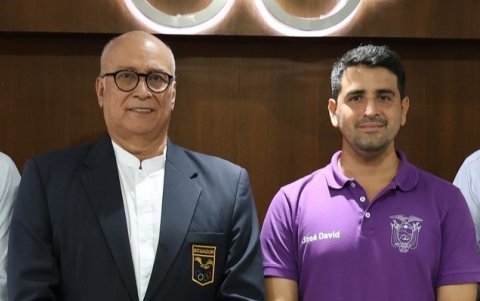 El presidente del COE, Jorge Delgado (i), posa junto al ministro del Deporte, José David Jiménez.