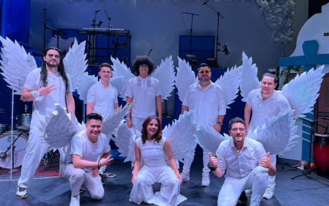 Integrantes del coro de Cumbia Divina aportando armonía y emoción a esta obra musical que celebra la memoria y la identidad guayaquileña.