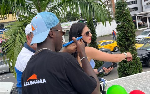 El volante firmó autógrafos desde el vehículo de los bomberos.