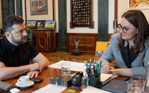 El presidente Volodímir Zelenski, asiste a una reunión con la hoy primera ministra, Yuliia Svyrydenko, en Kiev.