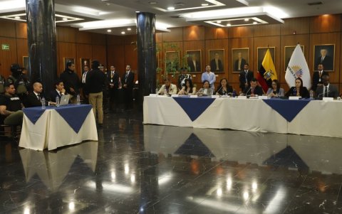 Daniel Salcedo arribó al Salón Tránsito Amaguaña de la Asamblea. Allí se desarrolló la sesión con la que la Comisión de Fiscalización empezó la investigación al Sistema Nacional de Salud Pública.