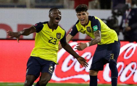 Moisés Caicedo y Piero Hincapié (d) comparte en selección ecuatoriana de fútbol