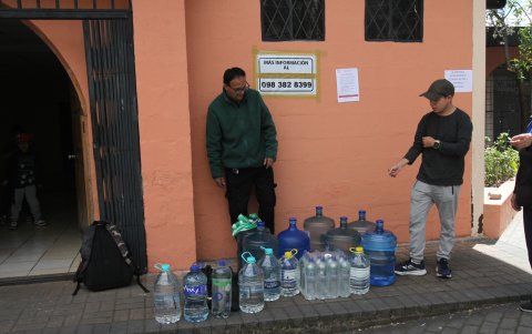 Francisco Quezada llevó dos botellones de agua. Su vehículo también sirvió para trasladar las donaciones que moradores dejaron en la casa barrial.