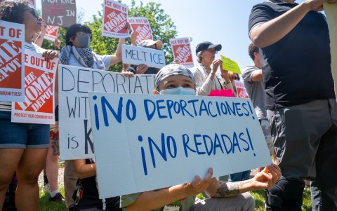 Personas sostienen carteles durante una manifestación por las recientes redadas de ICE en East Windsor, New Jersey (Estados Unidos).