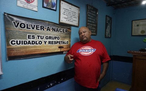 Nicolás Pérez Ponce, presidente de los Centros Unidos de Rehabilitación del Bajío (CRUB), posa para una fotografía en el centro de rehabilitación 