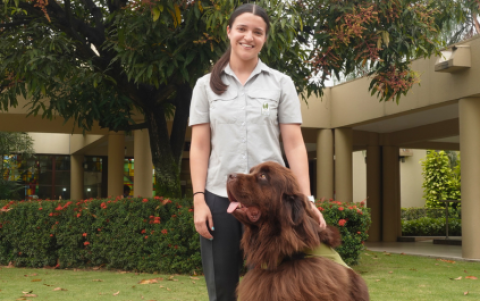 Irene Palacios entrenó a Chubby durante un año antes de que iniciara su labor como perro de terapia.