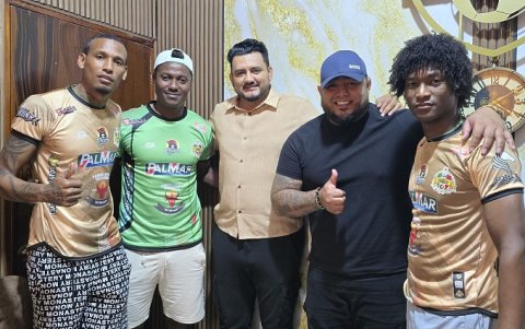 Vinicio Angulo más jugadores y los directivos del Atlético Naranjal, Henry Armijos y Kevin Méndez.