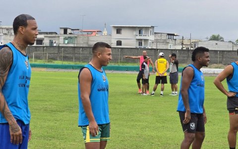Vinicio Angulo en una entrenamientos con el Atlético Naranjal.