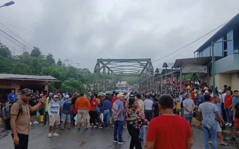 Habitantes de Viche mantienen bloqueada la carretera E-20 con pancartas y barricadas, exigiendo soluciones a Petroecuador y al Gobierno.
